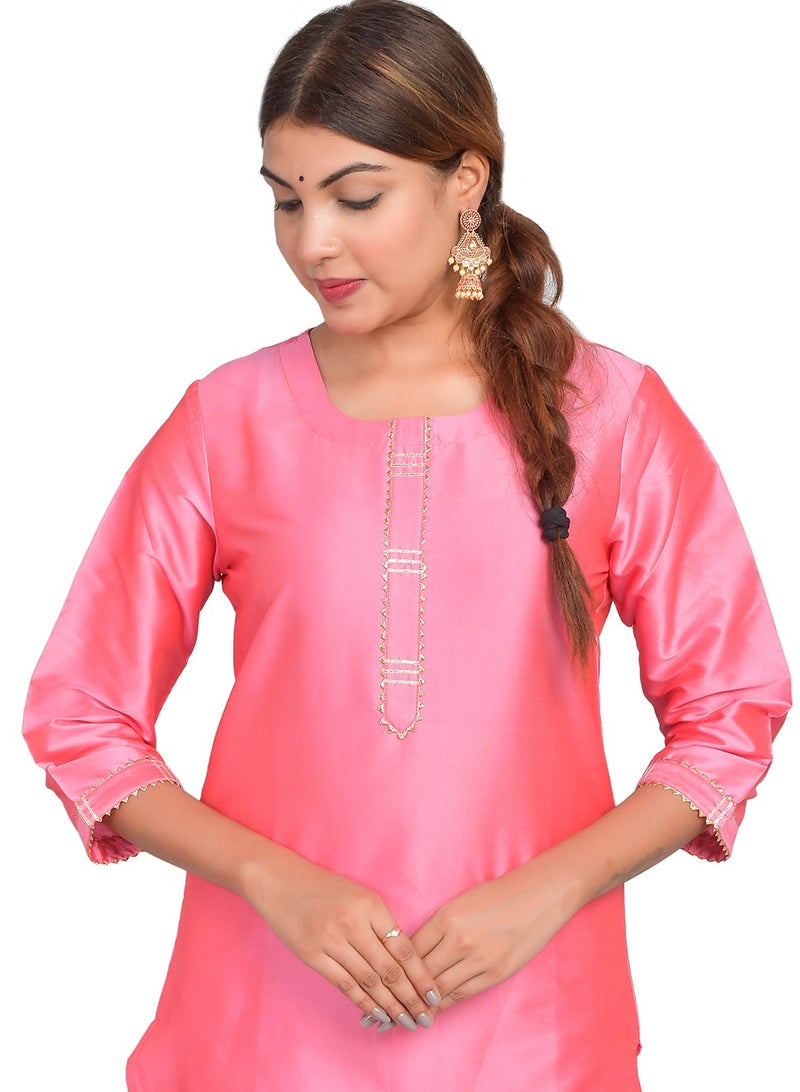 ريارا كورتي نسائي وردي مع بنطلون طقم 3/4 كم كورتا بانت طقم حرير فني (تفتا سادة) مقاس XL  - Image 3