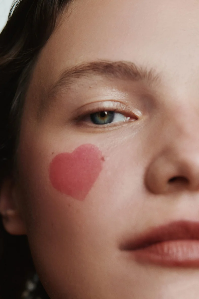 اتش اند ام أحمر خدود على شكل قلب