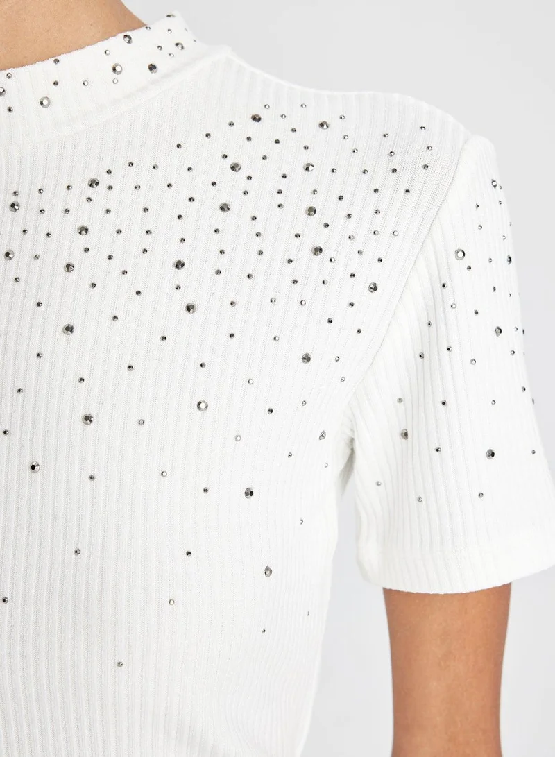 ديفاكتو تيشيرت بياقة مدورة بأكمام قصيرة ومطرز بفتحات ضيقة