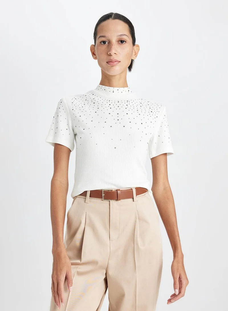 ديفاكتو تيشيرت بياقة مدورة بأكمام قصيرة ومطرز بفتحات ضيقة