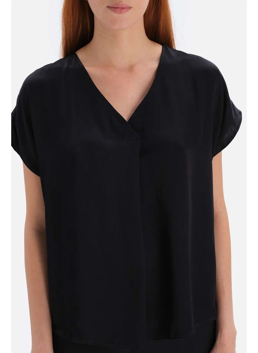 داجي Black Satin Finished Pleated Blouse