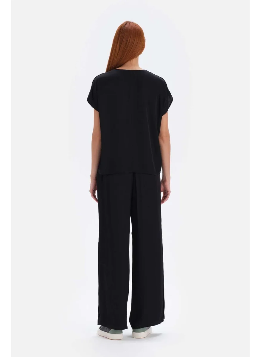 داجي Black Satin Finished Pleated Blouse