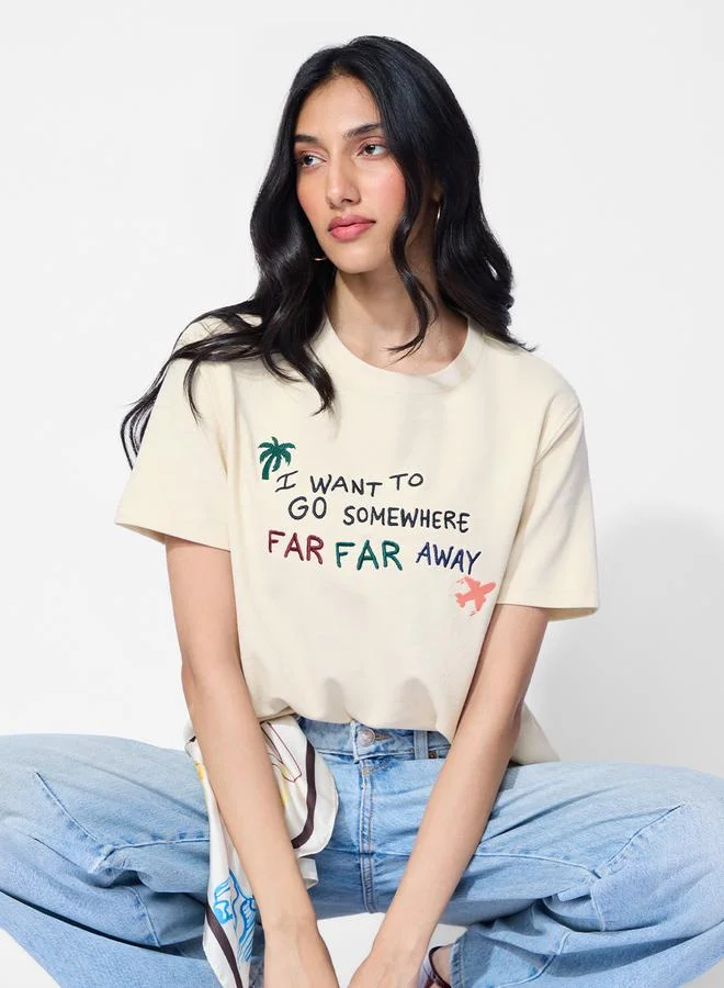 ذا سوليد ستور تيشيرت مطرز بشعار وقصة مريحة