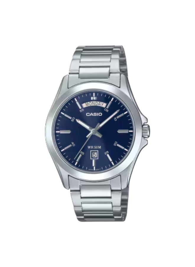 كاسيو ساعة كاسيو للرجال MTP-1370D-2A2VDF - سوار من الفولاذ المقاوم للصدأ، مينا أزرق، عرض اليوم والتاريخ، مقاومة للماء حتى عمق 50 مترًا، حركة كوارتز
