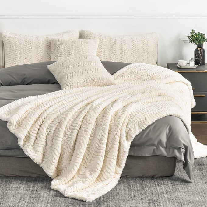 LUXURY FAUX FUR BLANKET FOR QUEEN SIZE BED 2 LAYERS73LBALL AGESHOME DECORATION WITHOUT PILLOWS IVORY90 X 90