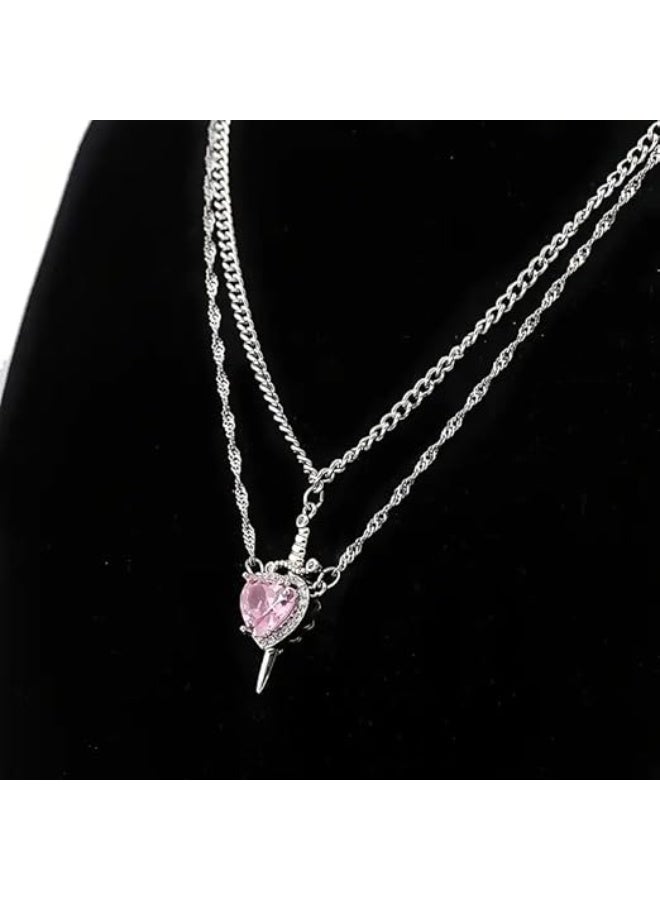 فيروز جوليري قلادة كابلز بتصميم قلب وسيف من الستانلس ستيل عالي الجودة تجمع بين رمزية الحب والقوة في قطعة أنيقة وفريدة، ، مثالية للأزواج والعشاق،من فيروز جوليري. - Image 3