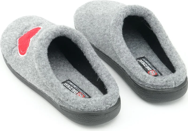 Gezer Winter Women's Home Garden Comfort Sole Embroidered Heart Patterned Felt Slippers