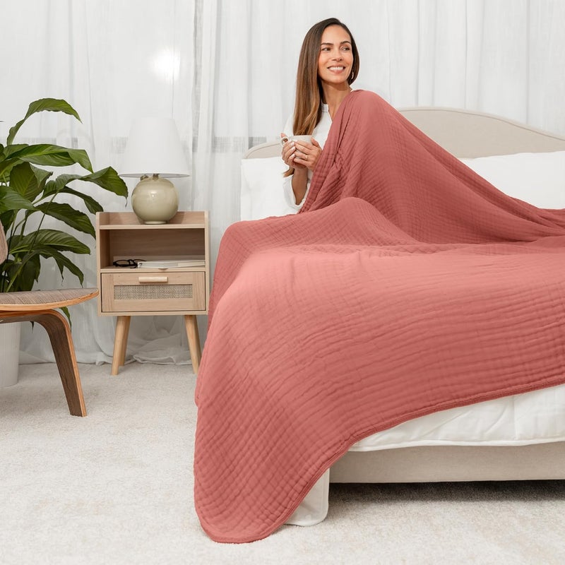 كومفي كلوبس بطانية قطنية مريحة من للبالغين، حجم كبير جدًا (مقاس كوين) 90” × 90”， تتميز بست طبقات من القطن الناعم والمريح، خفيفة الوزن، قابلة للغسيل في الغسالة، مصممة في الولايات المتحدة لجميع المواسم (لون وردي داكن). - Image 2