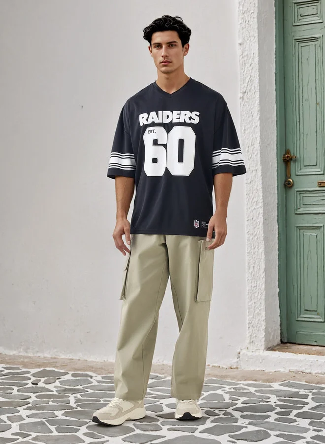 اس بي كاركترز تيشيرت رايدرز بطبعة وياقة على شكل حرف  وأكمام قصيرة