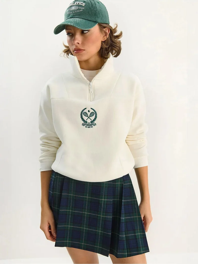 Bianco Lucci LUCCI Embroidery Zipper Collar Sweatshirt