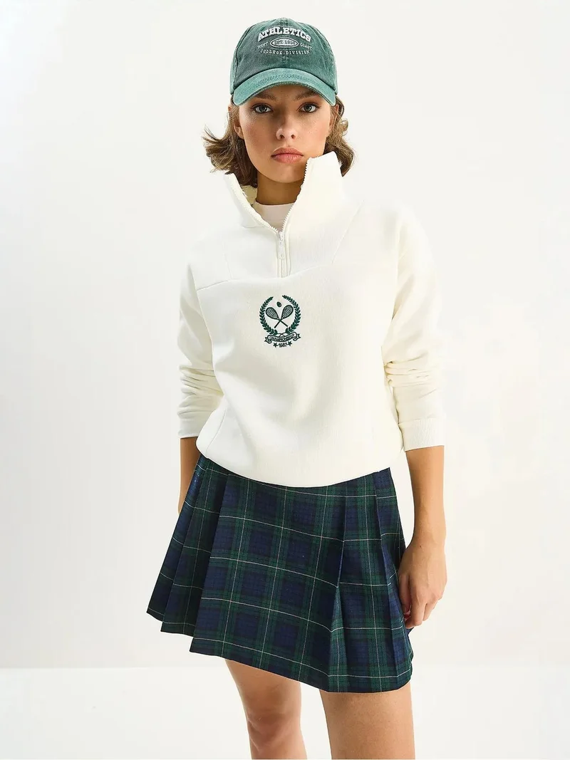 Bianco Lucci LUCCI Embroidery Zipper Collar Sweatshirt
