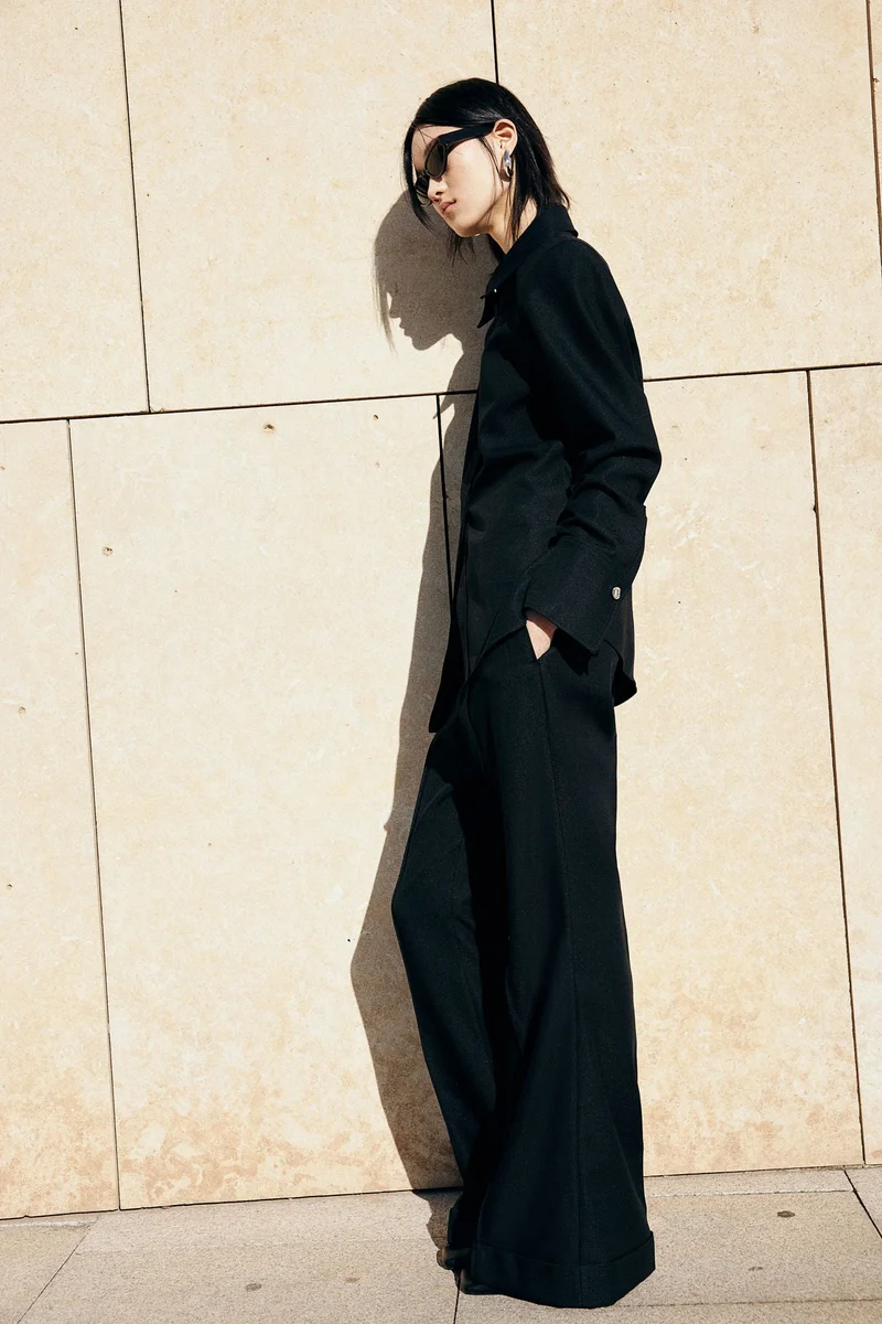 اتش اند ام بنطلون واسع مزيّن بكسرات على الساقين