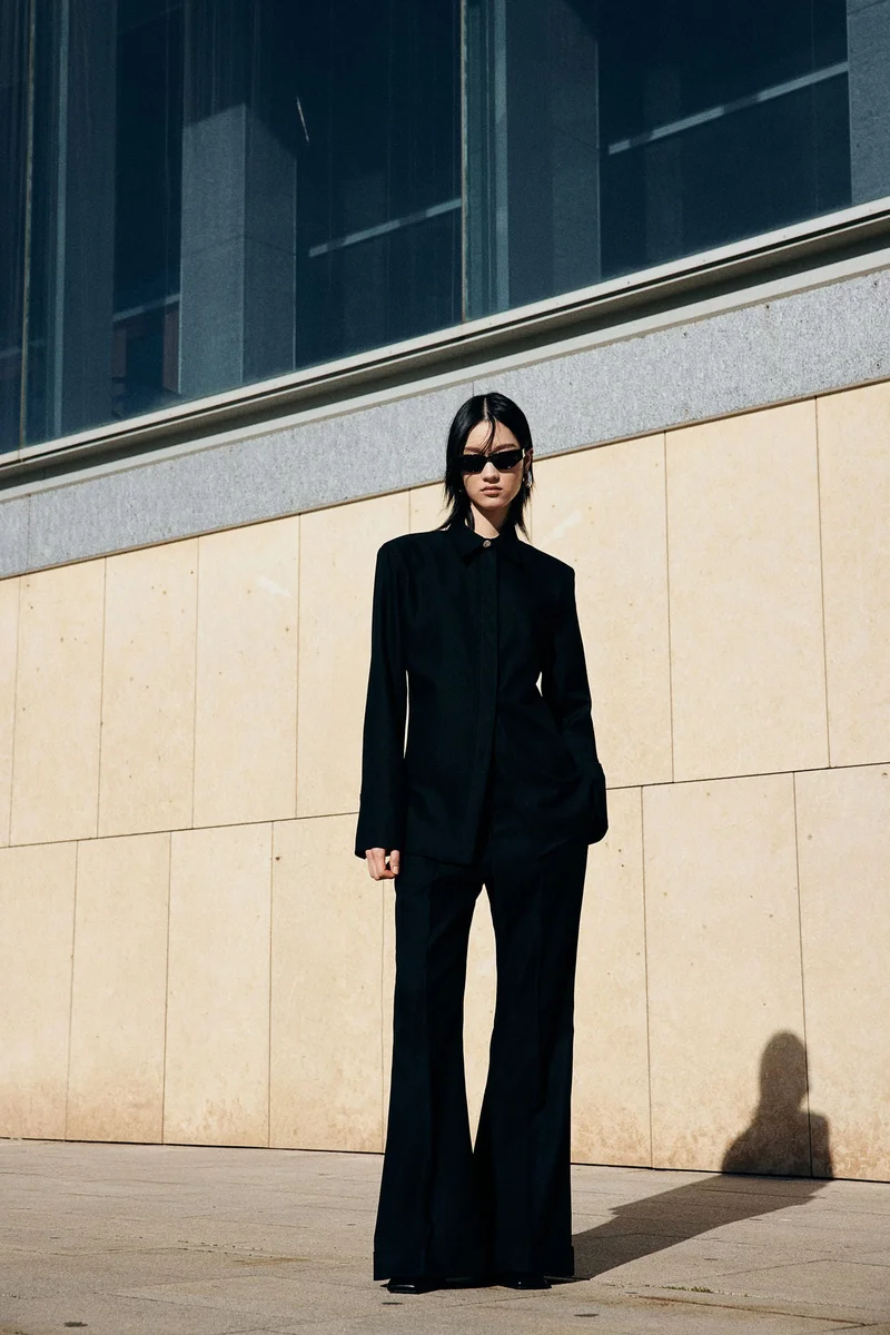 اتش اند ام بنطلون واسع مزيّن بكسرات على الساقين