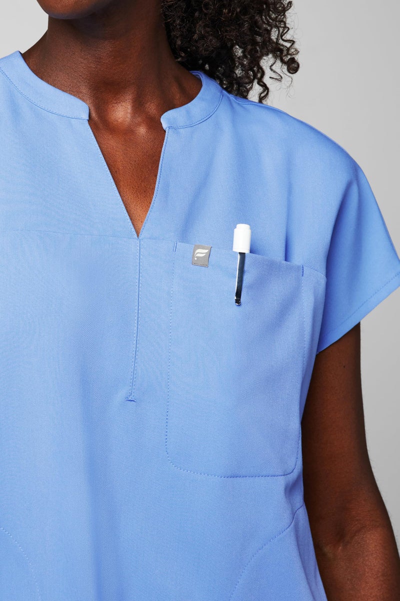 Fabletics Women's Evolve 3-Pocket Scrub Top with an Oversized Fit - MotionTech, 4-Way Stretch, Wrinkle-Resist, Anti-Shrink, M, Ceil Blue - Image 4