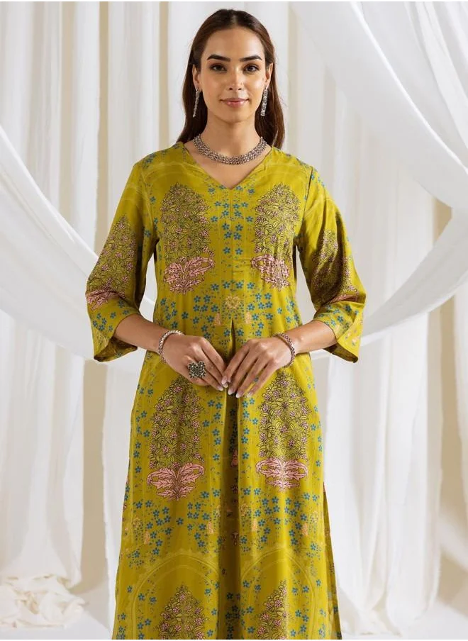 آي شين Three-Fourth Sleeve Women Green Rayon Kurta Set with Embroidered pattern Tunic and Palazzo features a Round neckline and Three-Fourth Sleeve secured with Elastic closure and styled in Straight Fit ideal for Festive moments — designed to make heads turn.