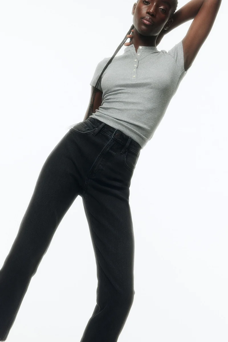 اتش اند ام جينز بساق مستقيمة بطول الكاحل وخصر مرتفع بقصة سلِم