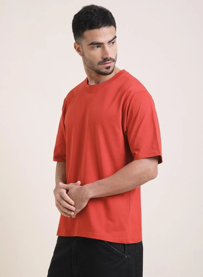 ديفيرينس أوف أوبينيون تيشيرت مطبع بياقة دائرية وقصة واسعة للرجال