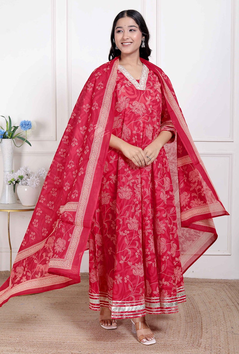 Miravan Women's red Embroidered Anarkali Kurta and Dupatta - Image 3