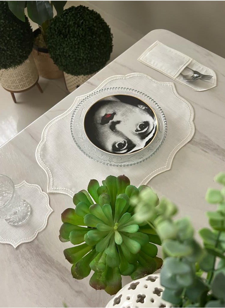 Generic - A decorative tablecloth set for the dining table made of linen consisting of 3 pieces - Image 1