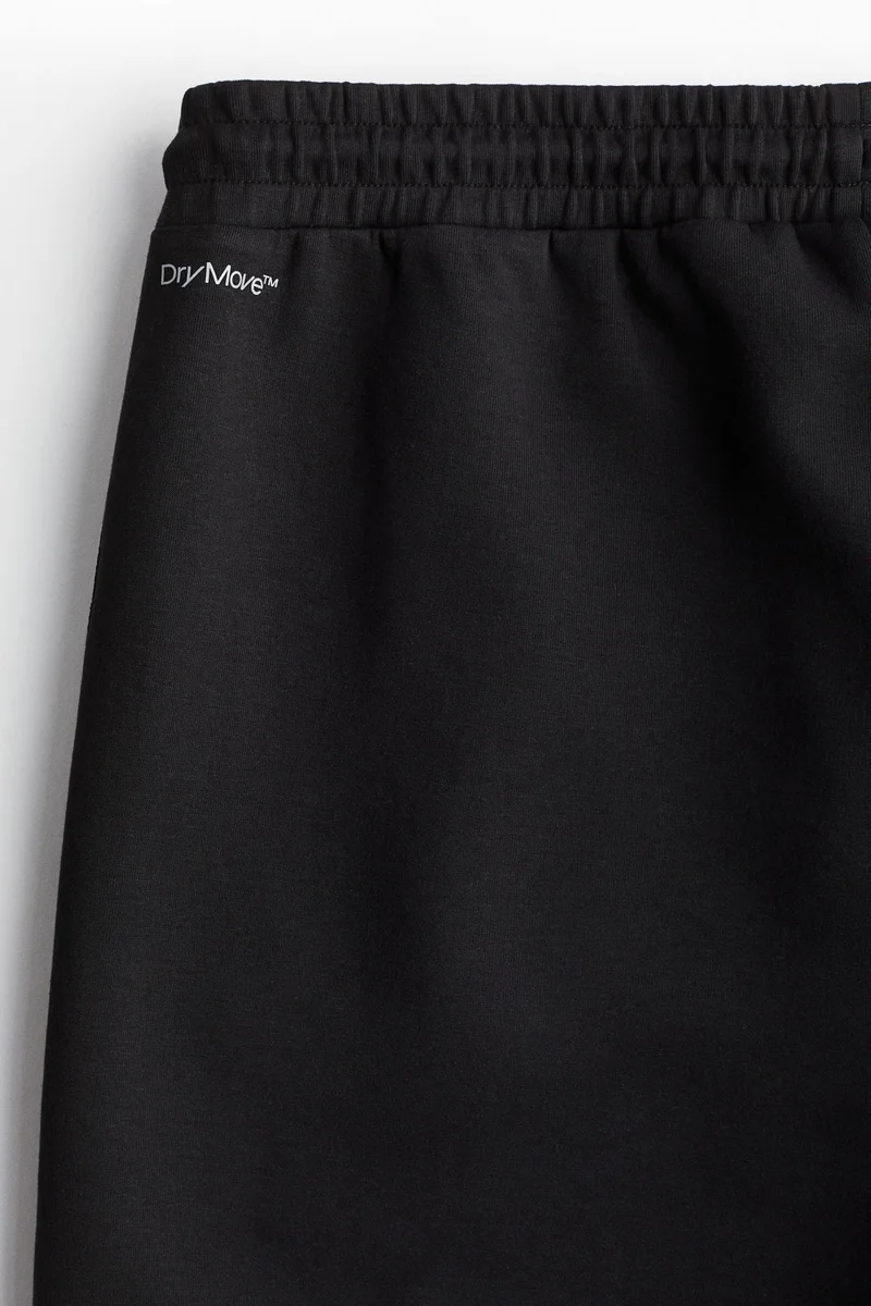 اتش اند ام Mid-length sports shorts with DryMove™
