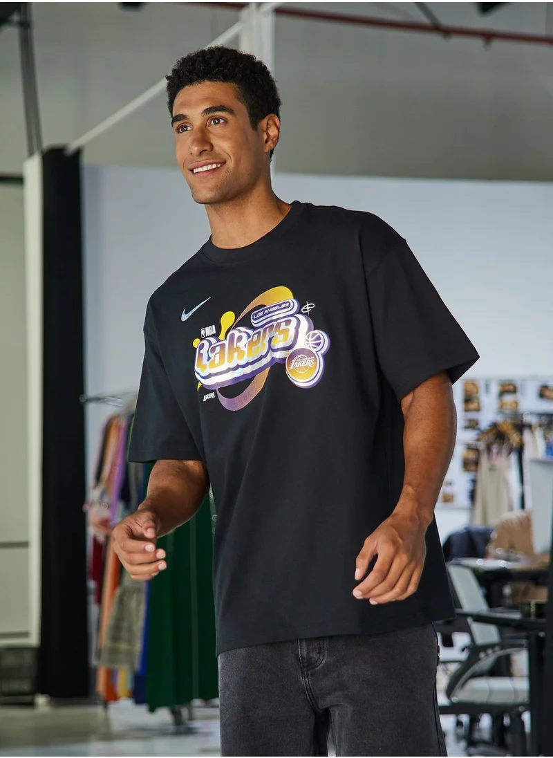 نايكي تيشيرت إم اكس 90 مزين بعبارة "Los Angeles Lakers"