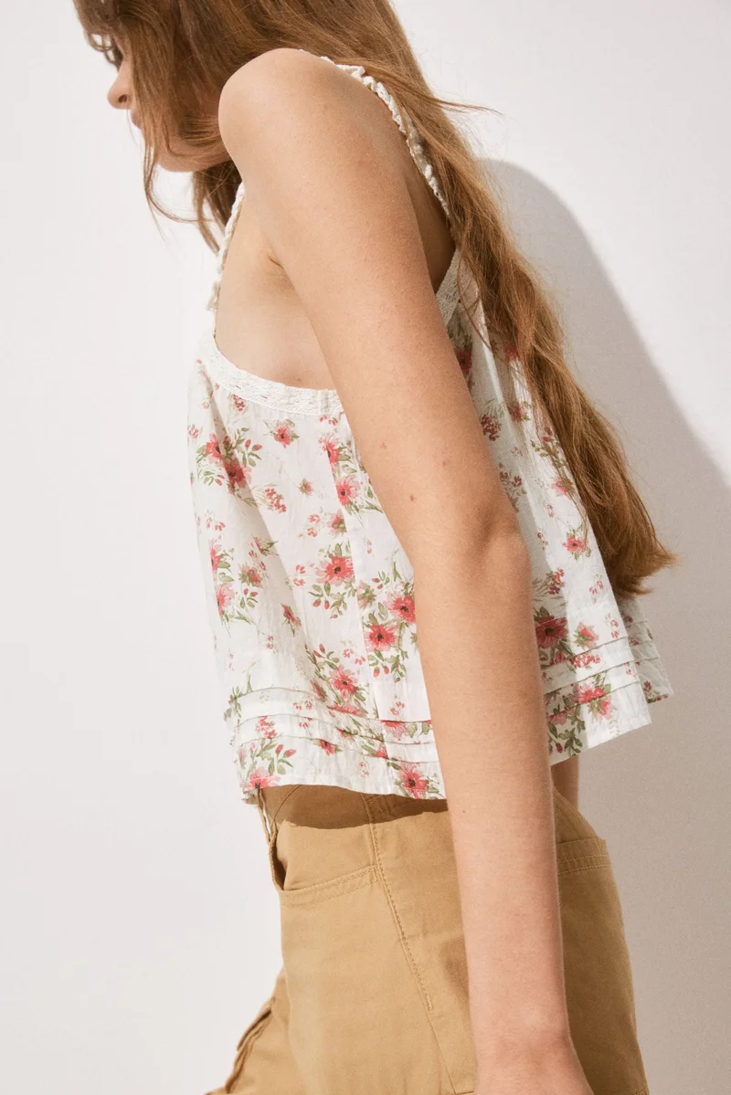 اتش اند ام بلوزة بشرائط مع تفاصيل دانتيل