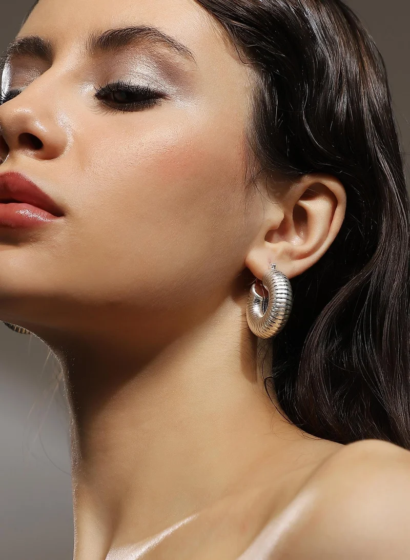 سوهي SOHI Women's The Snake-Ribbed Hoop Earrings For Casual Wear | Metallic  Colour | Alloy Material | Hinge Closure | Metallic Earrings | Hoop Earrings For Women & Girls