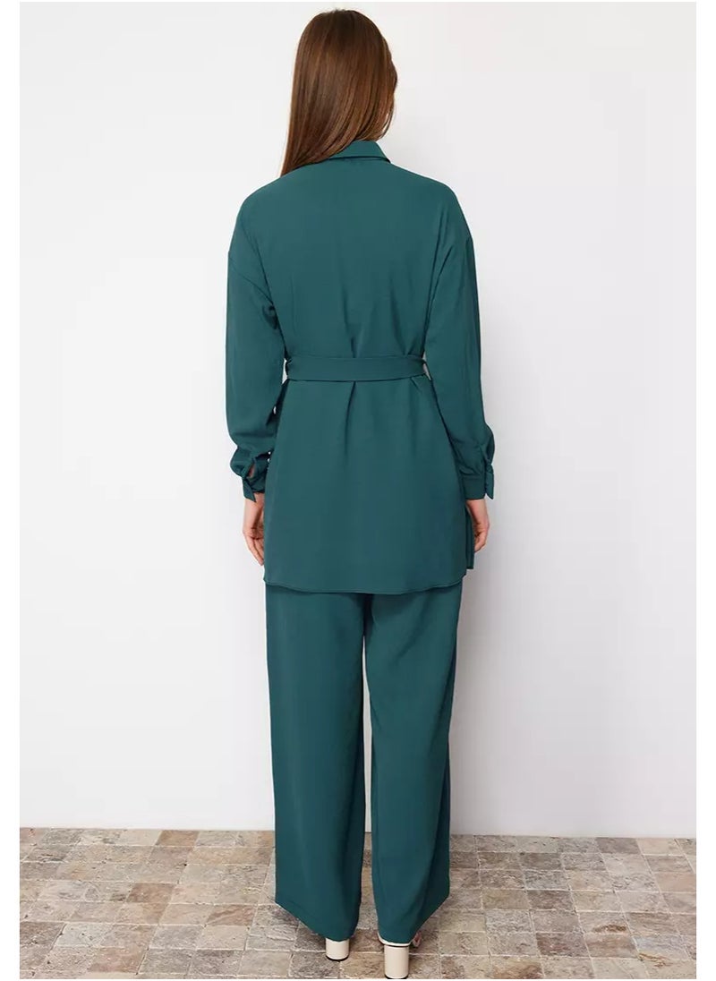 Elegant emerald green two-piece set in soft size 37, lightweight aerobic fabric, Designed with a collared shirt and wide-legged pants, it gives you a comfortable and modern look, Ideal for everyday wear and casual outings , It combines elegance and practicality with a breathable material that fits all body types Model TCTSS24US00061