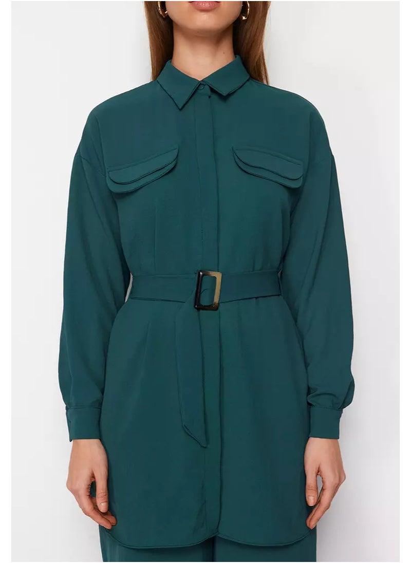 Elegant emerald green two-piece set in soft size 37, lightweight aerobic fabric, Designed with a collared shirt and wide-legged pants, it gives you a comfortable and modern look, Ideal for everyday wear and casual outings , It combines elegance and practicality with a breathable material that fits all body types Model TCTSS24US00061