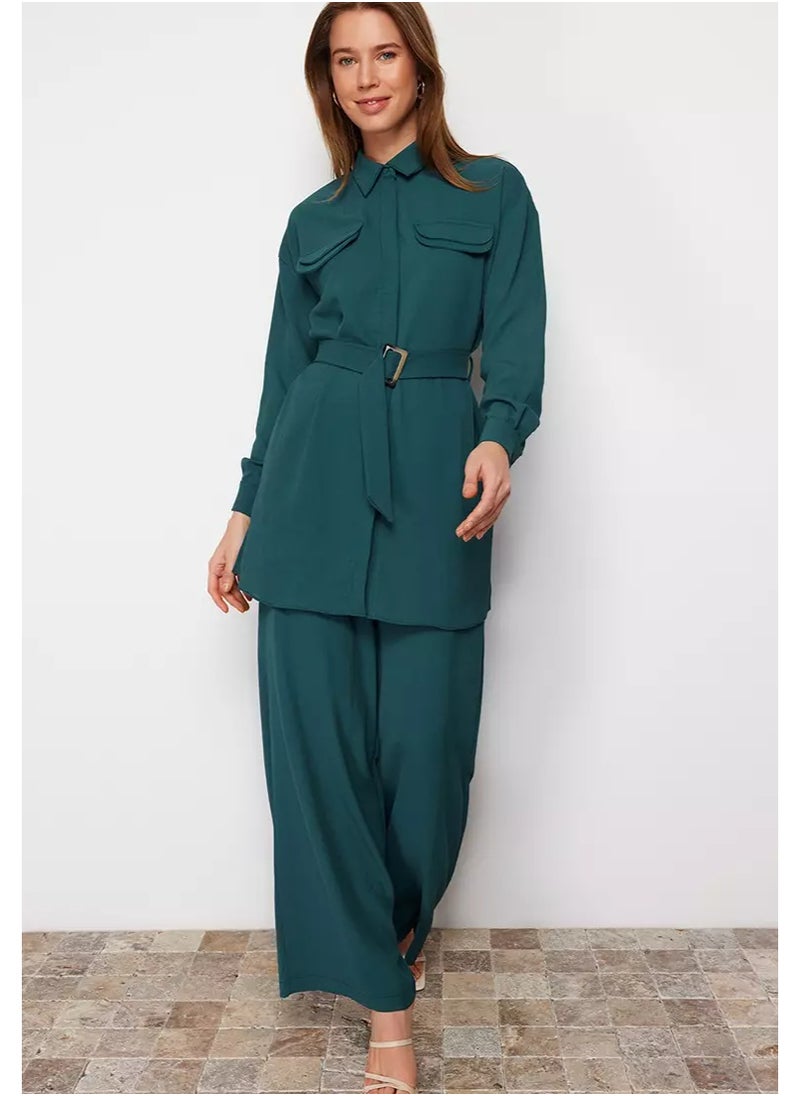 Elegant emerald green two-piece set in soft size 37, lightweight aerobic fabric, Designed with a collared shirt and wide-legged pants, it gives you a comfortable and modern look, Ideal for everyday wear and casual outings , It combines elegance and practicality with a breathable material that fits all body types Model TCTSS24US00061