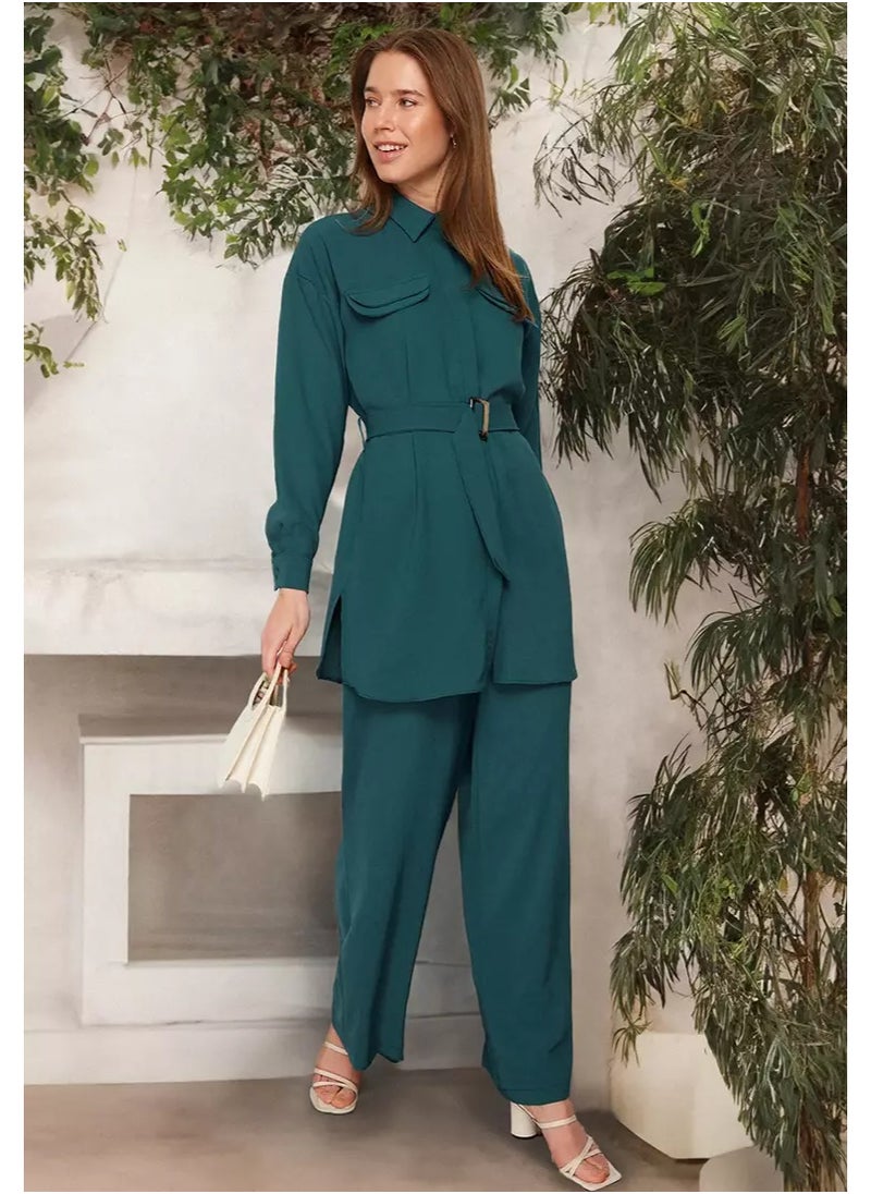 Elegant emerald green two-piece set in soft size 37, lightweight aerobic fabric, Designed with a collared shirt and wide-legged pants, it gives you a comfortable and modern look, Ideal for everyday wear and casual outings , It combines elegance and practicality with a breathable material that fits all body types Model TCTSS24US00061