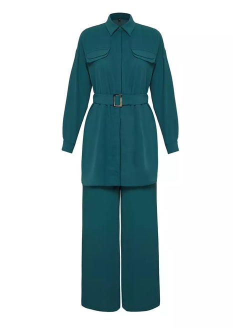 Elegant emerald green two-piece set in soft size 37, lightweight aerobic fabric, Designed with a collared shirt and wide-legged pants, it gives you a comfortable and modern look, Ideal for everyday wear and casual outings , It combines elegance and practicality with a breathable material that fits all body types Model TCTSS24US00061