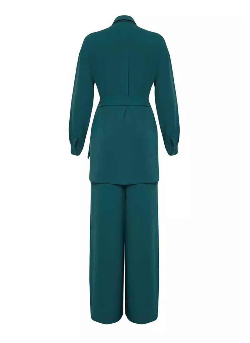 Elegant emerald green two-piece set in soft size 37, lightweight aerobic fabric, Designed with a collared shirt and wide-legged pants, it gives you a comfortable and modern look, Ideal for everyday wear and casual outings , It combines elegance and practicality with a breathable material that fits all body types Model TCTSS24US00061