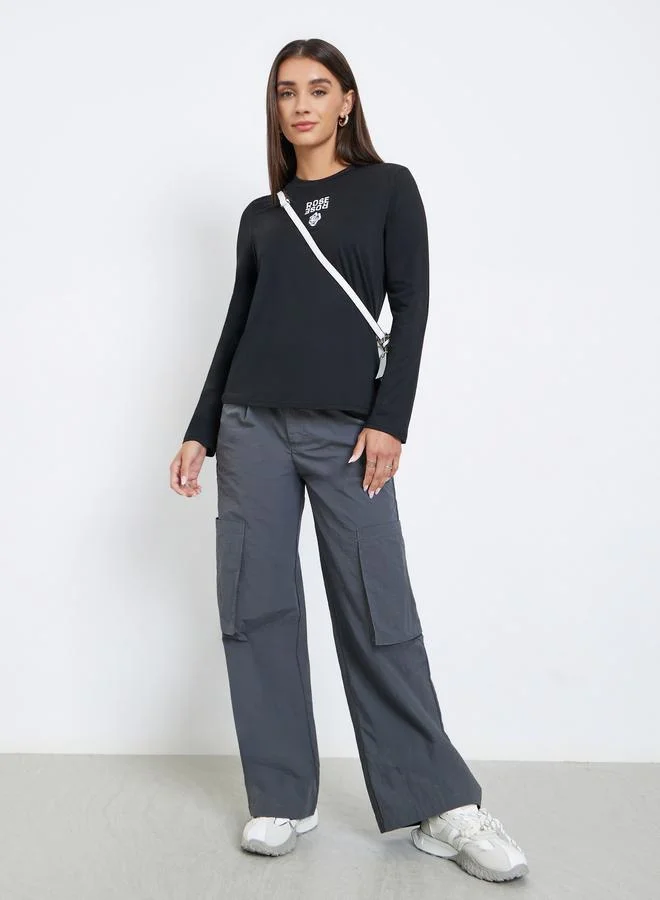 ستايلي تيشيرت بتفاصيل مُطرّزة بزهور وأكمام طويلة