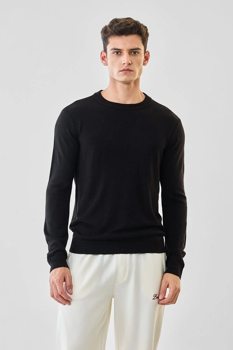 سنيتش كنزة سوداء بقصة عادية