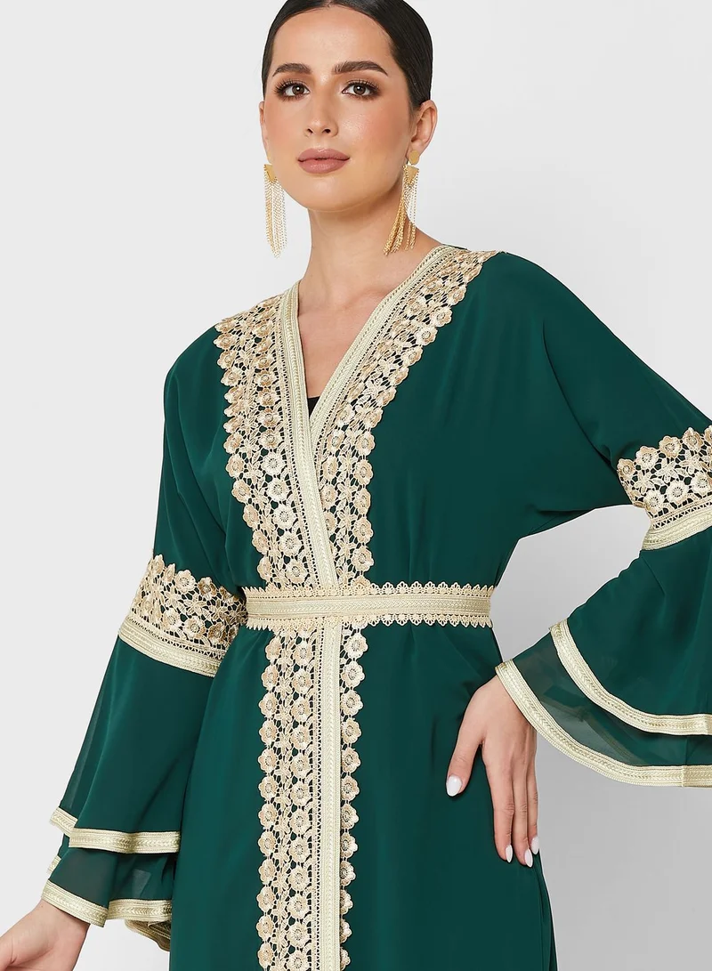 خزانة عباية مغربية مطرزة