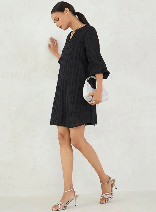 Femmella Femmella Black Textured Notch Neck Shift Mini Dress