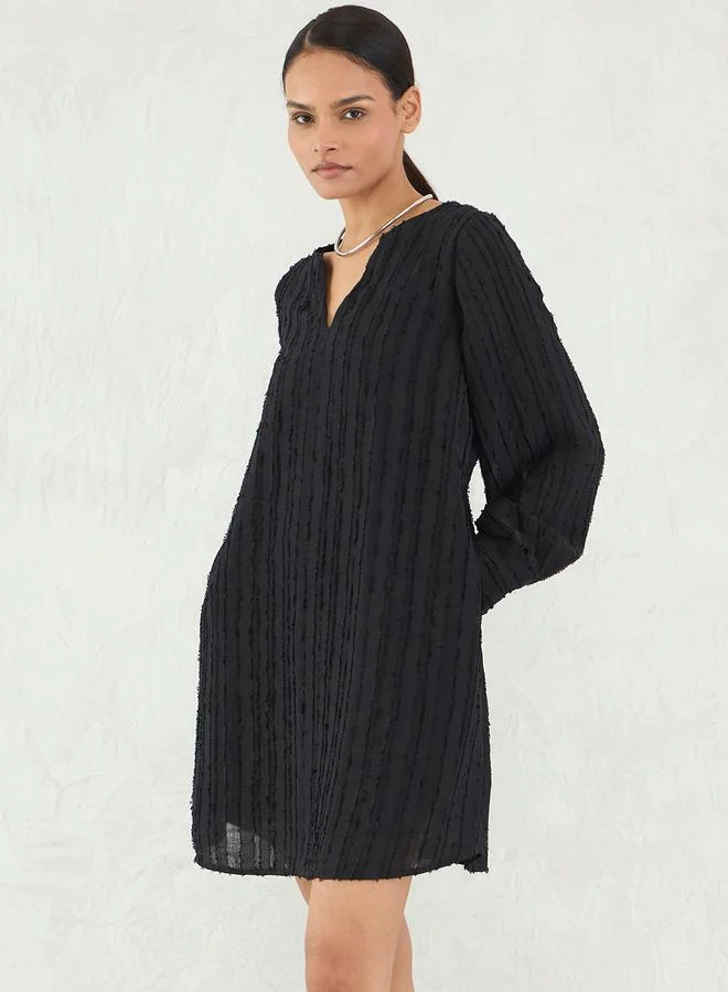 Femmella Femmella Black Textured Notch Neck Shift Mini Dress