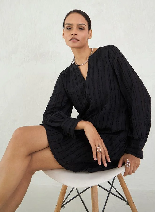 Femmella Femmella Black Textured Notch Neck Shift Mini Dress