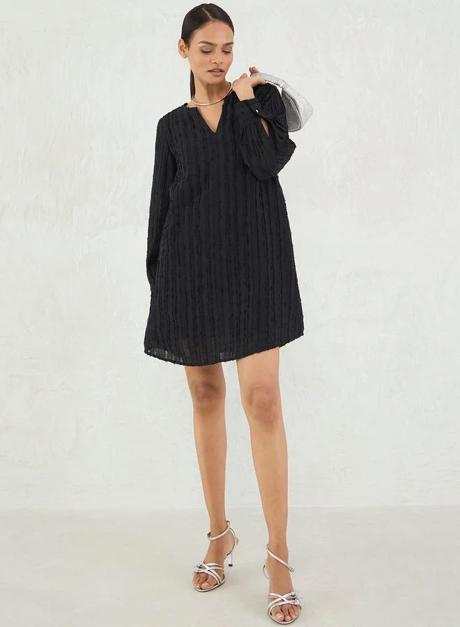 Femmella Femmella Black Textured Notch Neck Shift Mini Dress