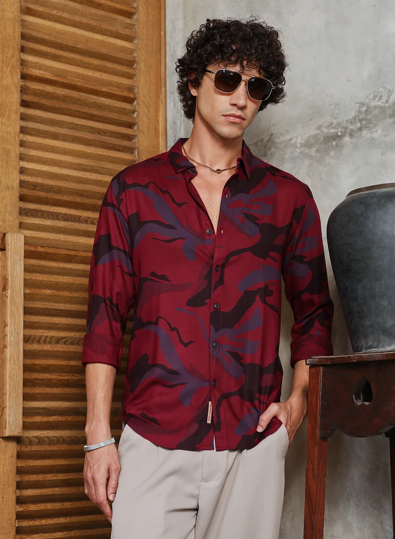 كامبوس سوترا قميص رجالي بنقوش كروم أحمر متدفقة