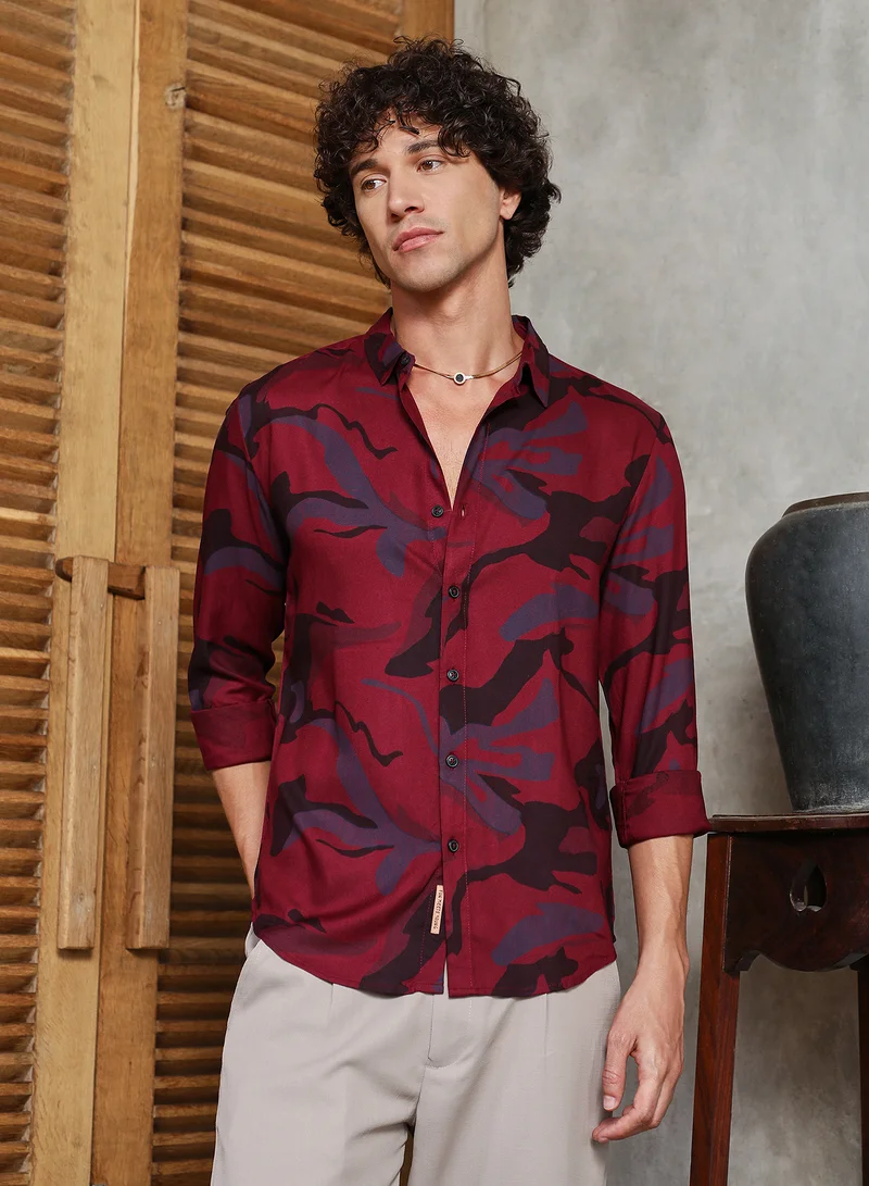 كامبوس سوترا قميص رجالي بنقوش كروم أحمر متدفقة