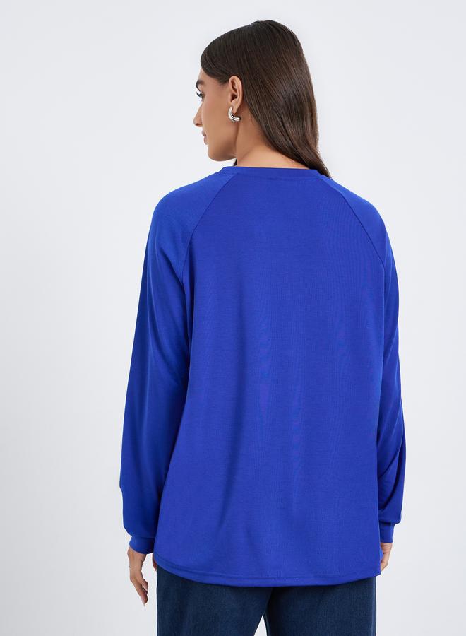 ستايلي تيشيرت بأكمام ريجلان وطبعة جرافيك - Image 5