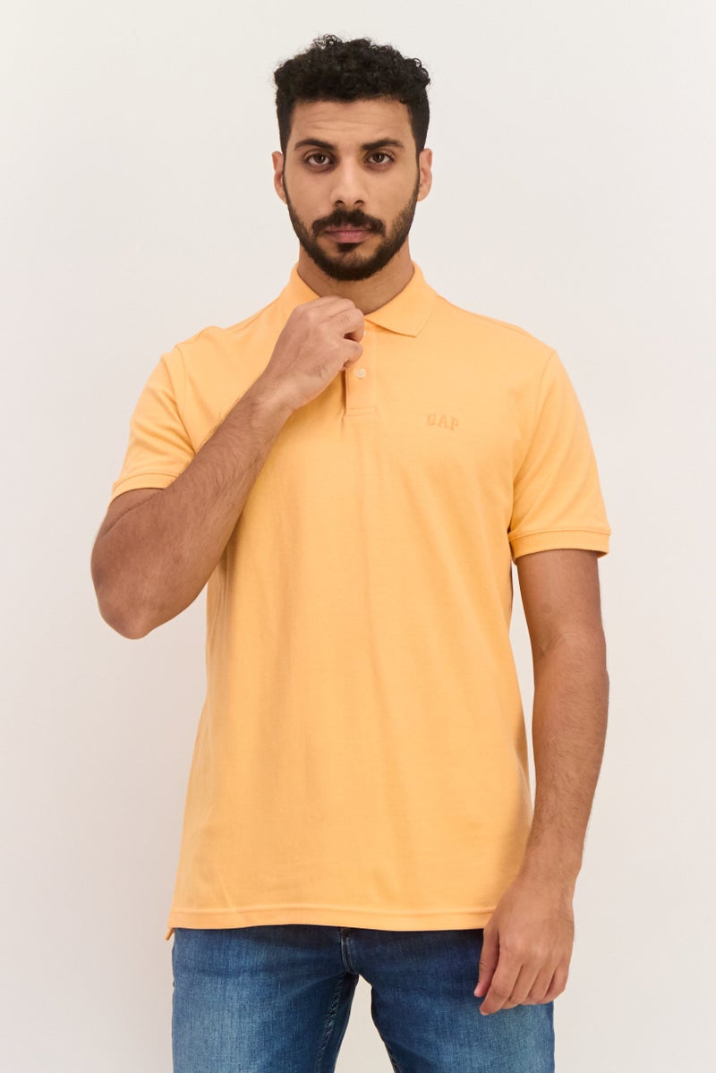 GAP تي شيرت بولو قصير الأكمام للرجال بتصميم عادي مع شعار مطرز، برتقالي - Image 1