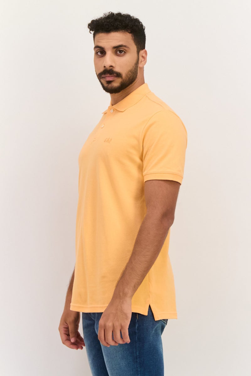 GAP تي شيرت بولو قصير الأكمام للرجال بتصميم عادي مع شعار مطرز، برتقالي - Image 2