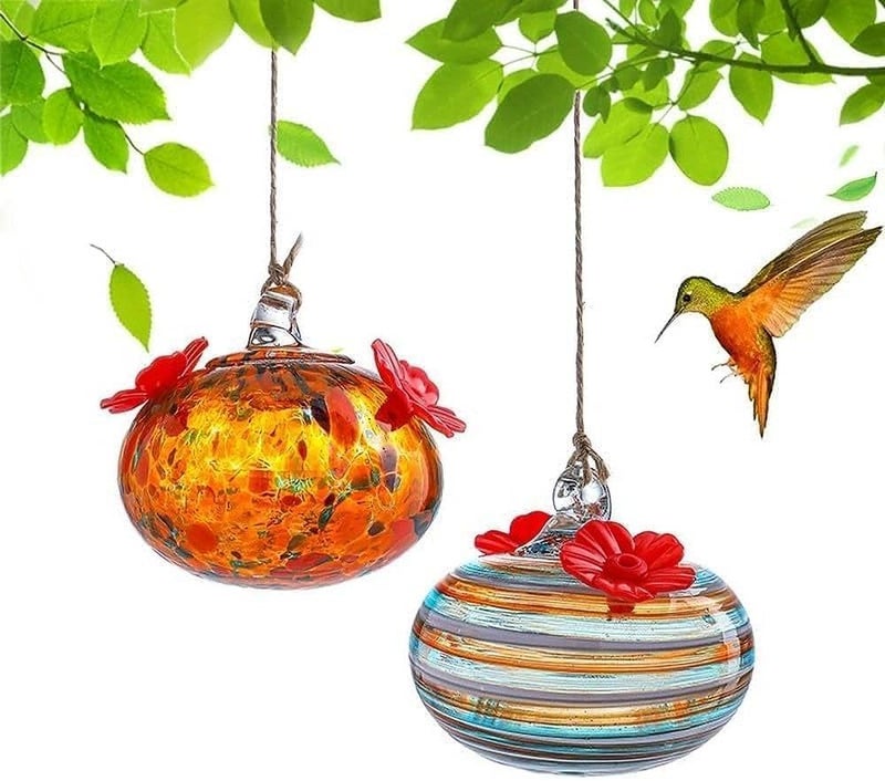 KRISININE قطعتان من مغذيات طيور الطنان الزجاجية الصغيرة المنفوخة للاستخدام الخارجي، مغذيات طيور الطنان الزجاجية المعلقة لديكور النوافذ والفسحات، مع منفذين لتغذية على شكل زهور. - Image 2