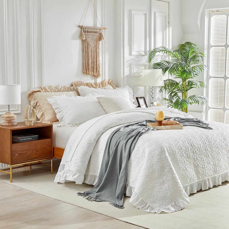 Uozzi Bedding Oversized Ruffled Quilt Set 100 * 100in Queen Size Solid Shabby Chic Farmhouse Ruffles 3PC Quilted Bedding Rustic Coverlet & Sets Lightweight Fluffy Summer Bedspread with Shams for Women Men White - Image 4