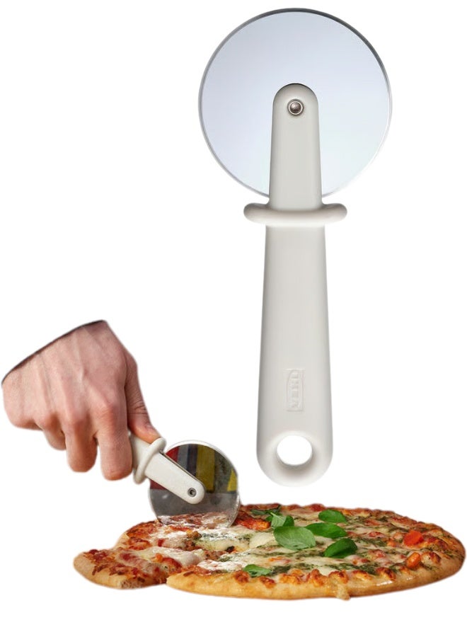 أيكيا قطاعة بيتزا، عجلة بيتزا كلاسيكية بشفرة حادة لقطع القشور والفطائر والمزيد، مع واقي أصابع مدمج للسلامة وقبضة مريحة لحماية الأصابع، آمنة للاستخدام في غسالة الأطباق (أبيض فاتح) - Image 1