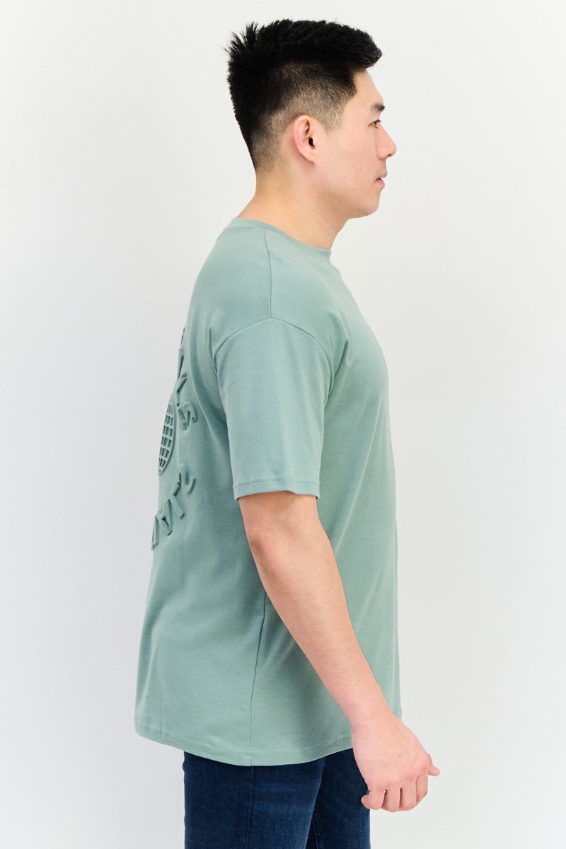 Fudo تي شيرت للرجال بأكمام قصيرة وياقة دائرية بشعار العلامة التجارية، ساجي - Image 2