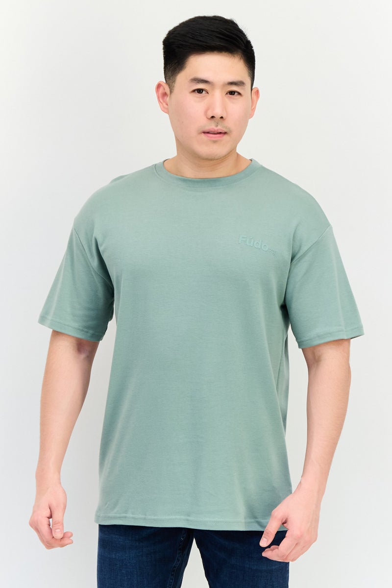 Fudo تي شيرت للرجال بأكمام قصيرة وياقة دائرية بشعار العلامة التجارية، ساجي - Image 1